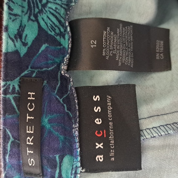 Hawaiian print cropped pants in size 12 with a length of 33 inches. - Picture 4 of 4